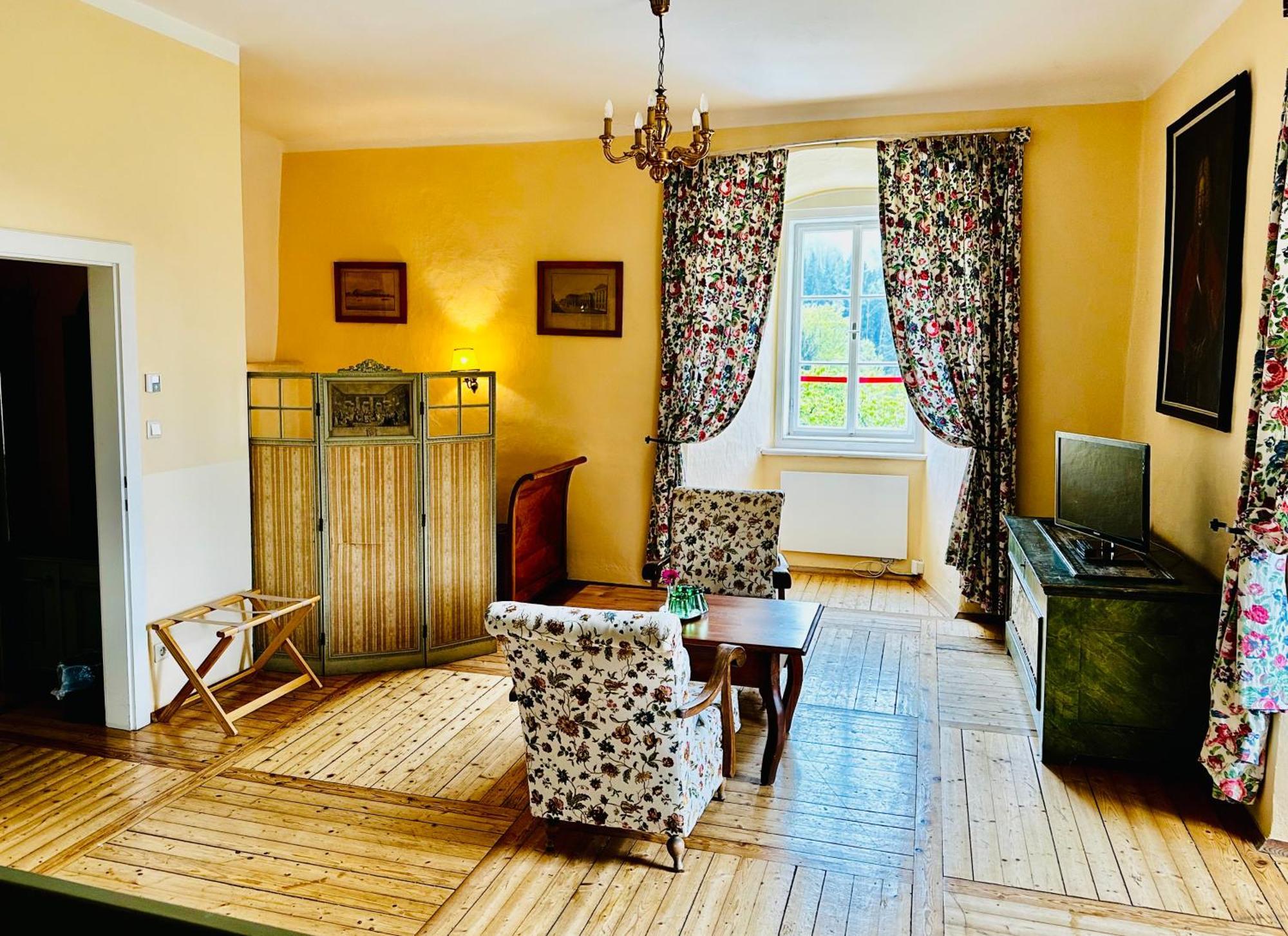 Schloss Moosburg Gaestehaus Екстер'єр фото